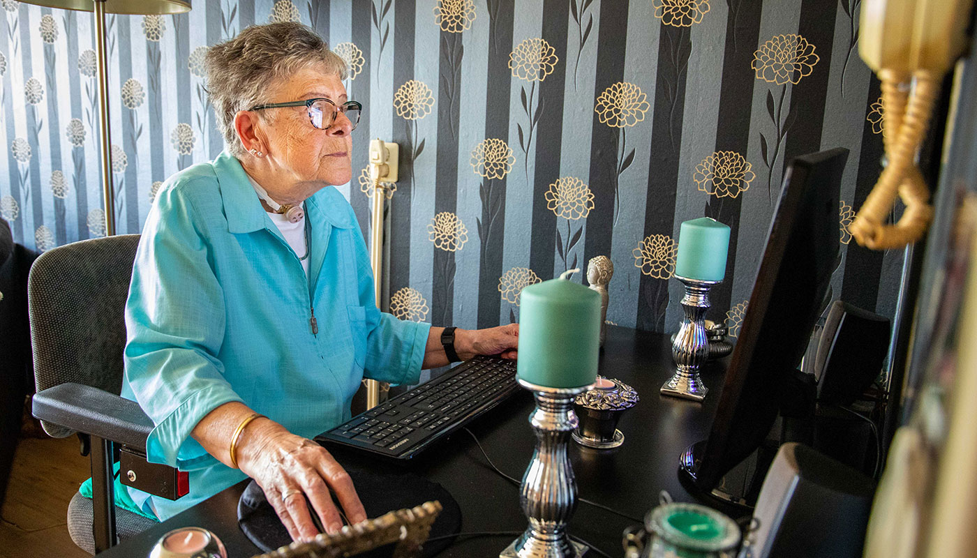 woman with freevent dualcare using computer